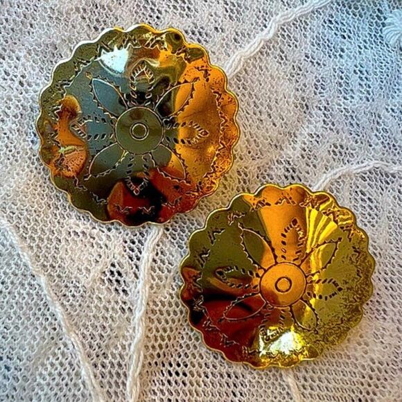 Vintage Gold Floral Engraved Concho Button Earrings - Picture 5 of 7